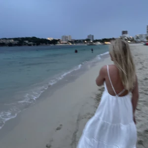 Sommarklänning  - Så fin klänning ifrån Bershka😍 sparsamt använd så i väldigt bra skick, dessutom jätteskön🫶🏼köpt förra sommaren