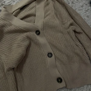 Cardigan  - En helt oanvänd cardigan från lager 157, säljar för jag behöver plats i min garderob 😊👍 (skriv om fler frågor)