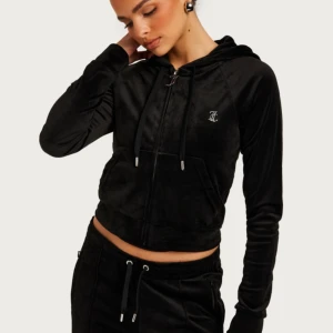 Juicy kofta svart  - Juicy couture kofta svart  Inga hål eller så  Knappt använd   Vill sälja snabbt eftersom den inte alls kommer till någon användning längre  Köpt från juicys hemsida