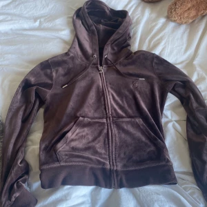 Jucie tröja brun  - Hej jag säljer en jucie tröja för 400-500kr, Köpt för 1100kr, Använd 5 gånger. Storlek M