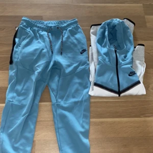 Nike tech fleece -  Säljer en Nike tracksuit med storleken xs på koftan och s på byxorna. Ganska oanvänd. 