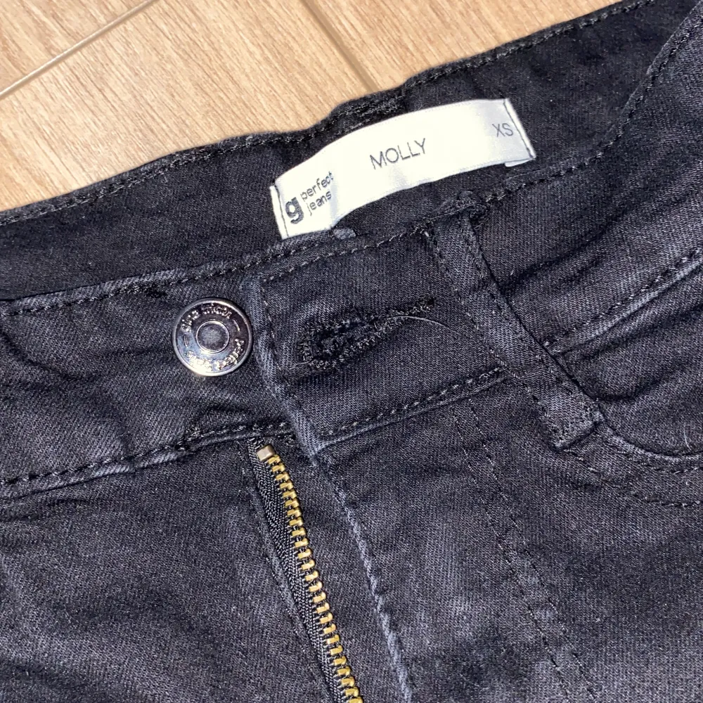 svarta Molly skinny jeans från ginatricot eftersom de aldrig kommer till användning 💗 storlek XS i väldigt bra skick. Säljer likadana i ljusblå, passar som bäst på folk runt 158-163cm 🤗 originalpris .bara att ställa frågor, köparen står för frakt❤️❤️. Jeans & Byxor.