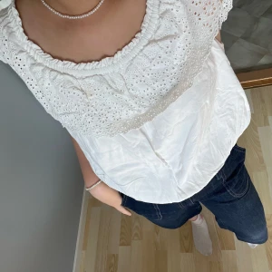 Vit topp - Sommar topp, normal i storleken, har en liten fläck på spetsen. 