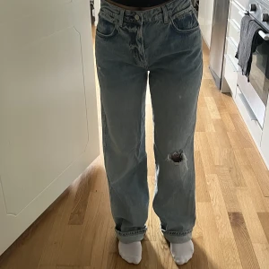 Raka jeans - Aldrig använda pga för stora! Köpta i usa från reformation. 27/32 midjemått  80 cm, längd från grenen ner 78 cm ❤️ (nypris 2300)