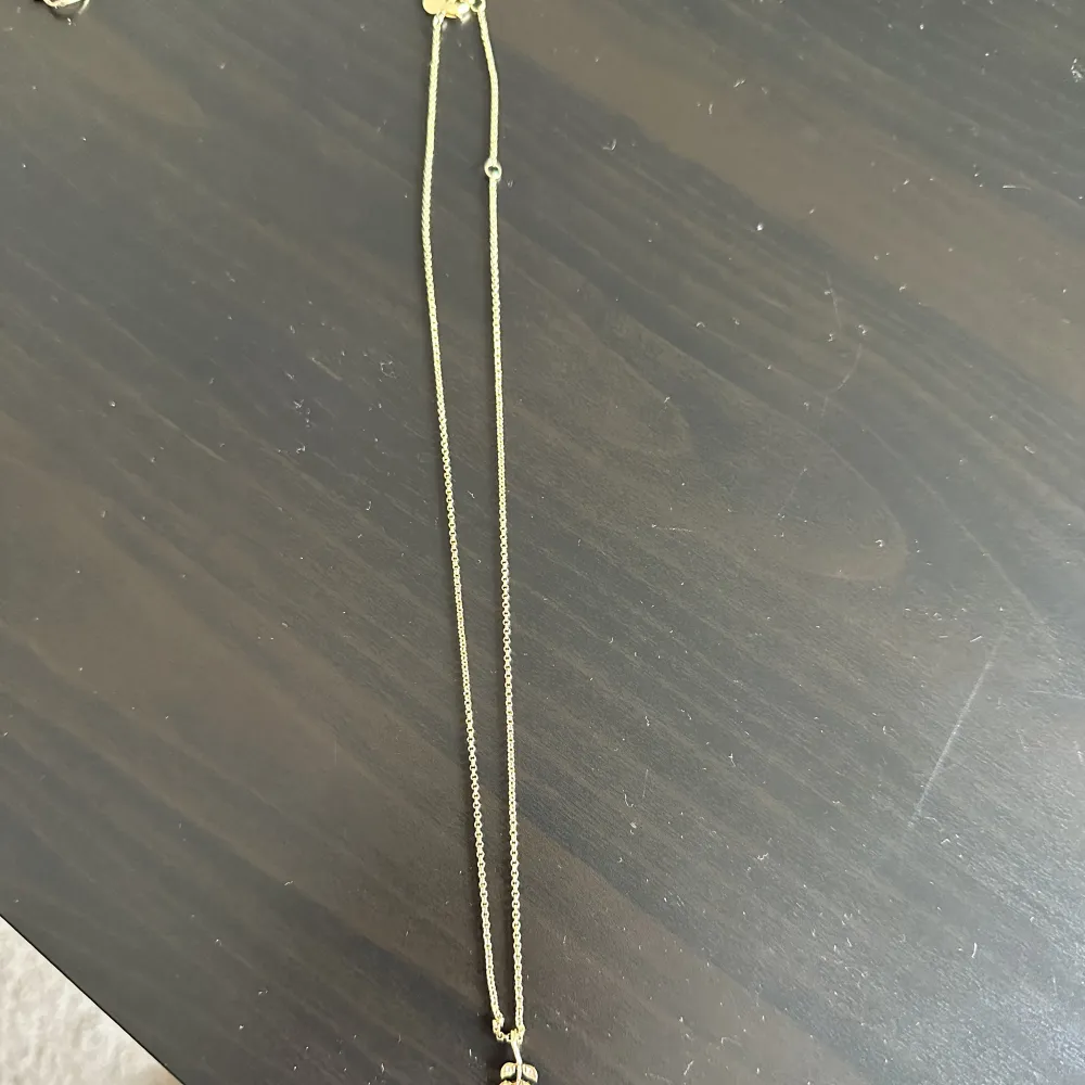 Guldigt halsband med ett löv med stenar från snö of Sweden, fint skick!. Accessoarer.