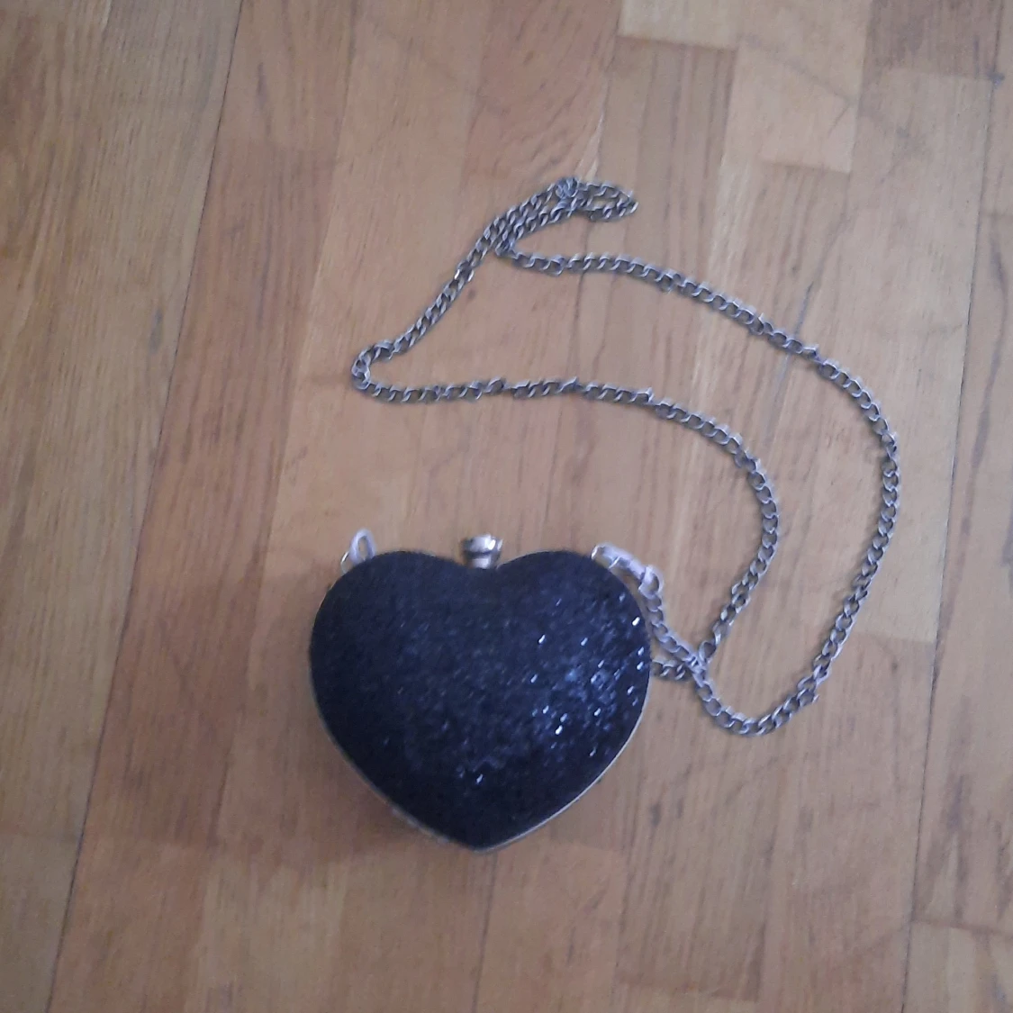 Glittrig hjärtformad väska!