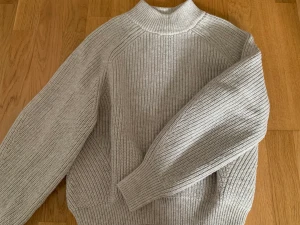 Stickad tröja  - Stickad tröja från H&M i storlek xs. Knappt använd. 