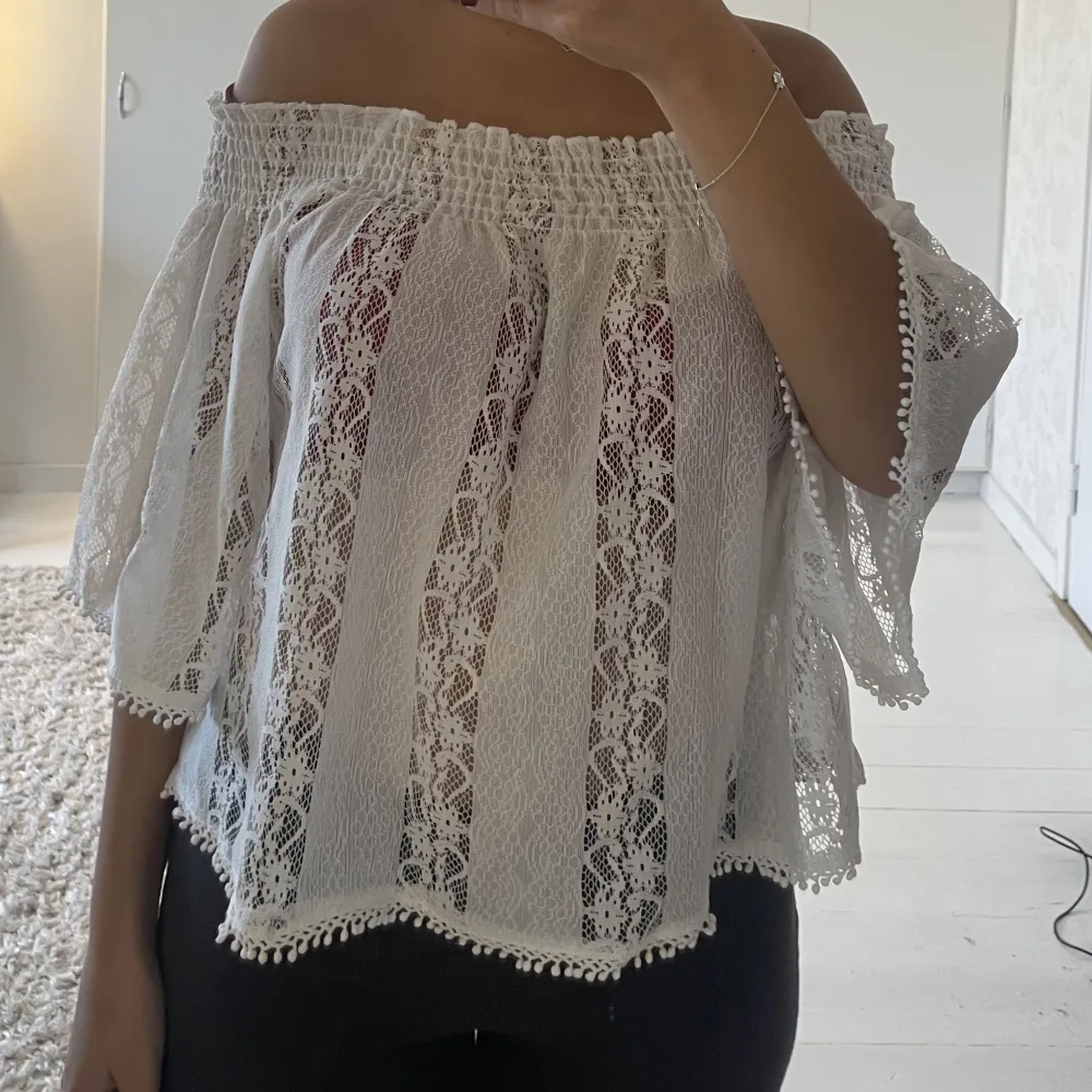 Romantisk offshoulder spetstopp från Gina Tricot. Kritvit utan defekter på plagget✨🤍 Storlek S men passar M och L också då den är väldigt stretchig i materialet!. Blusar.