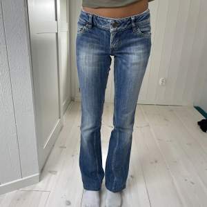 Ett par skitsnygga lågmidjade jeans från only. I väldigt bra skick och jag säljer de pga de inte passar mig. (Det är inte jag på bilden utan min kompis)  Midja-38cm Innerben-77cm Höft-43cm Lår-21cm Midjehöjd-18cm