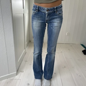 Lågmidjade Flare jeans  - Ett par skitsnygga lågmidjade jeans från only. I väldigt bra skick och jag säljer de pga de inte passar mig. (Det är inte jag på bilden utan min kompis)  Midja-38cm Innerben-77cm Höft-43cm Lår-21cm Midjehöjd-18cm