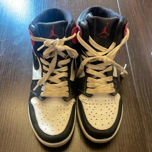 Jordans - Röda Jordans som har ett par sprickor och är använda det är därför jag säljer dom för de priset  minsta pris är 350