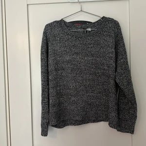 Tunn stackad tröja - Enkel och stilren stickad tröja åt tunnare hållet! Perfekt till hösten. Står strl XL men mer mot M