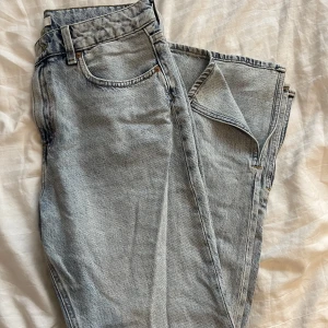 Jeans - Jeans i rak passform i storlek 42, använd fåtal gånger i mycket gott skick 