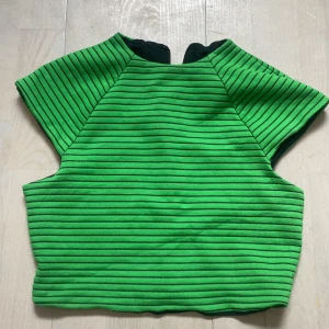 Kort top - Ok skick, nopprigt tyg. Tajt söt topp