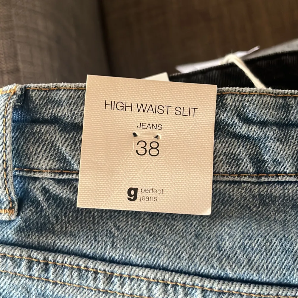 Helt nya jeans med slits från ginatricot!🫶🏼. Jeans & Byxor.