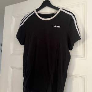 Svart adidas t-shirt