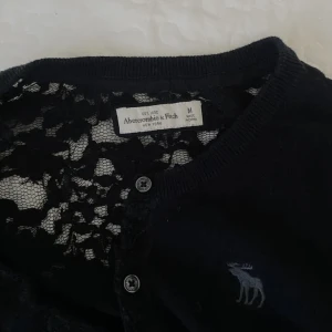 Abercrombie & Fitch - Hej! Säljer denna super fina koftan. Storlek M men passar mer en S. Skriv för bild och frågor! 🩷
