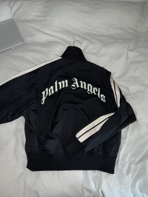 PALM ANGELS TRACK JACKET - Säljer min Palm angels jacka Nypris runt 7 tusen Storlek S  9/10 Cond