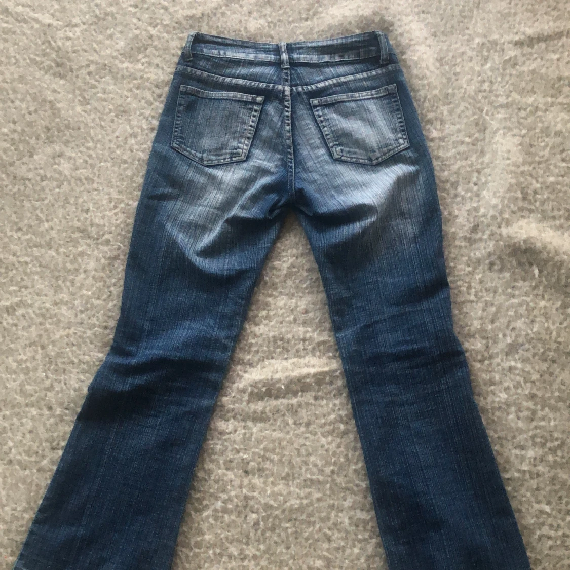 Blå jeans med broderi - 91