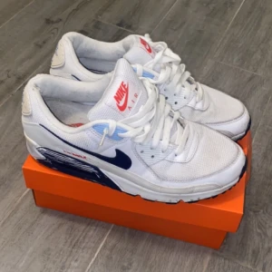 Nike Air Max  - Säljer mina nike air max skor köpte på JD pga att jag ej använder längre. I bra skick 7/8-10. Nypris 1450 kr.