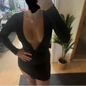 Klänning - Säljer min sambos klänning från Fashionnova, storlek 36. Fint skick, billigare vid snabb affär.