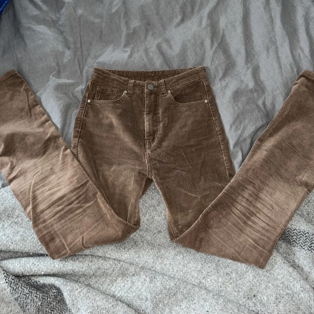 Fina bruna manchester byxor med liten bootcut. 85% bomull. Knappt använda, perfekt till hösten!. Jeans & Byxor.