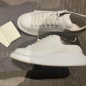 Alexander McQueen - Ett par par Alexander McQueen sneakers i en jätte fin skimrig brons/guld färg💕 Använda nån enstaka gång så nästan nyskick!