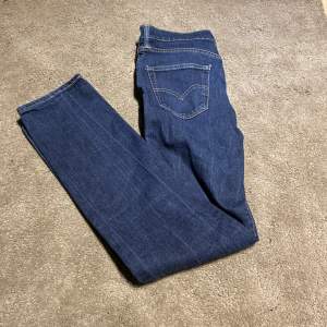 Snygga Levis jeans i storlek W 30 L 34. Bra skick förutom lite defekter på backfixkorna, men sytt så bra de går. Inget man tänker på. Hör av er vid frågor!