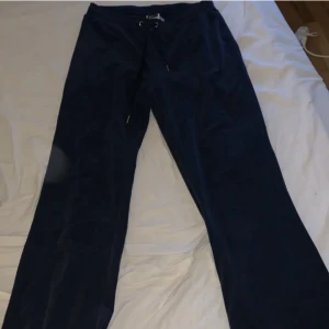 Mjukisbyxor  - Säljer dessa mjukisbyxor i storlek L från Gina tricot, nypris 249 mitt pris 180, använd ett fåtal gånger, köparen står för frakten.