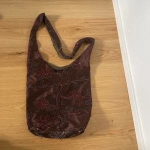 Väska - En jättefin väska som är köpt på secondhand! Säljer pågrund av att jag inte använder den! JAG HAR EN GRÖN SÅDAN HÄR VÄSKA PÅ MIN PROFIL OCKSÅ!