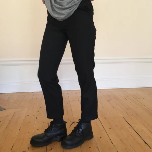 Stiliga kängor/ finskor äkta skinn - Äkta skinn. Lite nötta längst fram i tån + liten reva i vänster sko (Bild 2). Kan behöva lite smörj. Använda men fint skick.