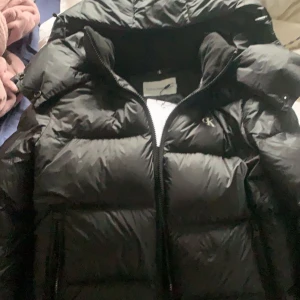 Calvin Klein vinterjacka  - Säljer min vinterjacka då jag inte känner att jg kommer använda och vill ha ny!