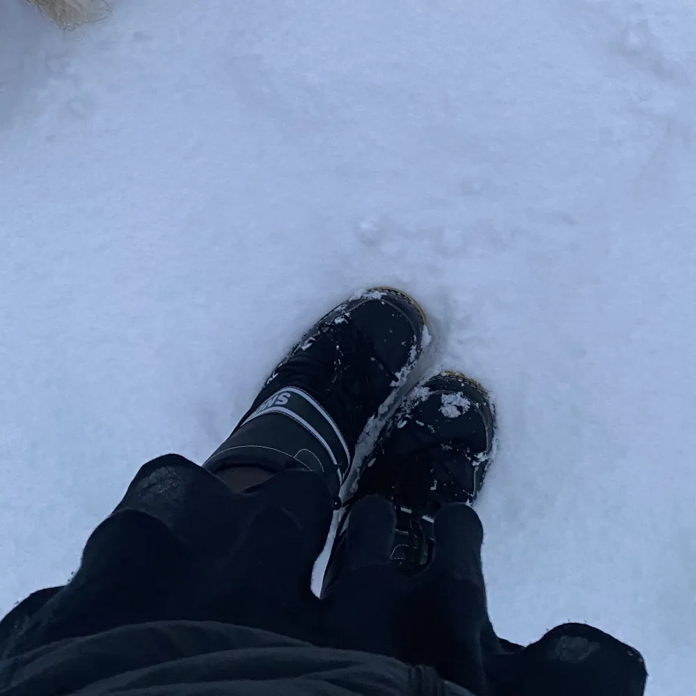 Snow boots använt några få gånger 🤍 De har ett hål inuti men inget som läcker in . Skor.