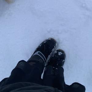 Snow boots använt några få gånger 🤍 De har ett hål inuti men inget som läcker in 