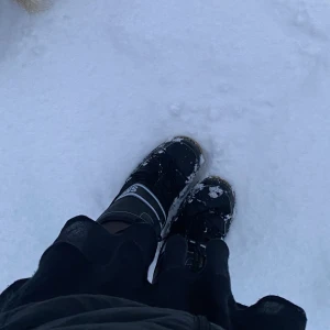 Snow boots  - Snow boots använt några få gånger 🤍 De har ett hål inuti men inget som läcker in 
