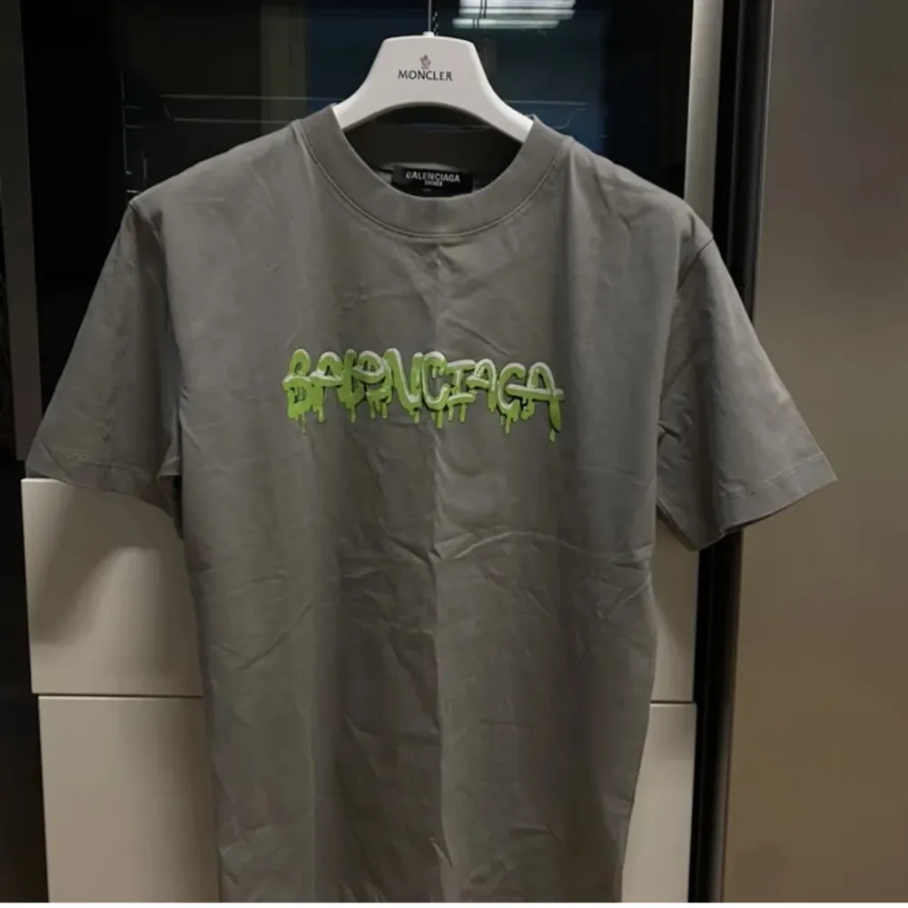 En grå Balenciaga T-shirt. Storlek M, passar S också. Oanvänd pga passade ej mig. Cond 10/10. Obs! Ej orginal.. T-shirts.