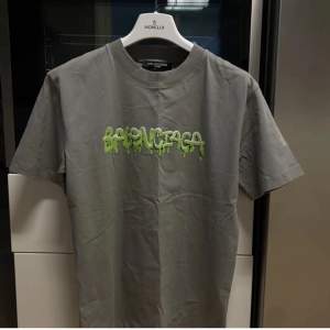 En grå Balenciaga T-shirt. Storlek M, passar S också. Oanvänd pga passade ej mig. Cond 10/10. Obs! Ej orginal.