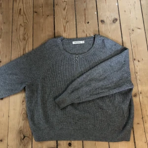Stickad tröja  - En fin grå stickad tröja med zip. Jättebra skick, Inge fel på plagget. 80kr+frakt 