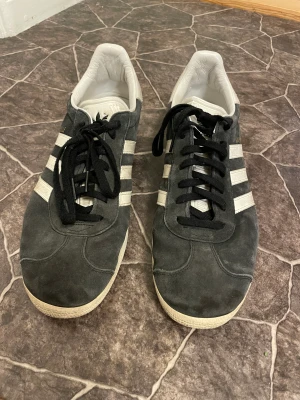 Adidas Gazelle  - Mörk /grå blå adidas Gazelle, jäkla fräscha för att vara köpta 2017. För små för mig nu tyvärr. Storlek 45 2/3