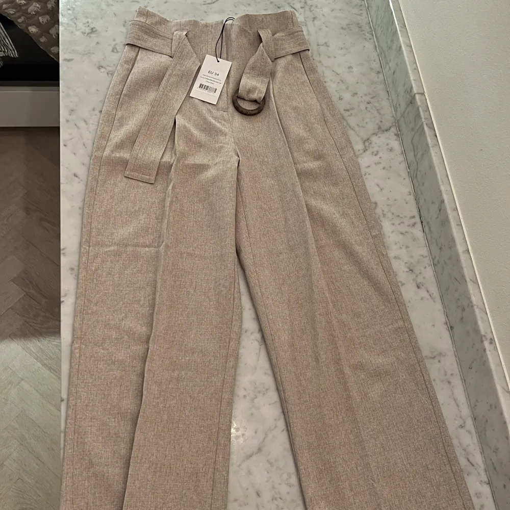 Fina raka kostymbyxor från NA-KD. Aldrig använda och prislapp kvar, säljer pga fel storlek.💛. Jeans & Byxor.