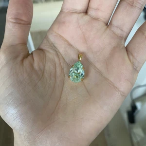 Halsband från Caroline Svedbom - Berlock från Caroline Svedbom. Jag har tyvärr inte kvar kedjan, då den gick sönder.   Modell: Mini Drop Necklace/ Chrysolite