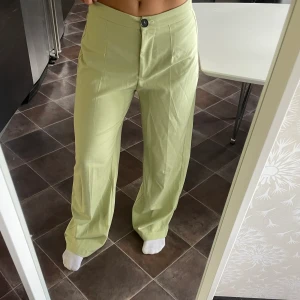 Kostymbyxor  - Mintgröna kostymbyxor från Bershka som är använda ett få tal gånger. (Jag är 160 cm) 