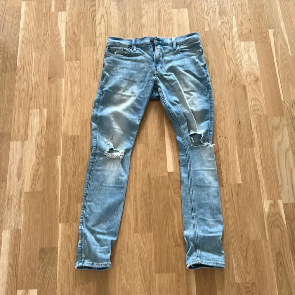 Snygga hollister jeans som tyvärr är för små/inga anmärkningar/nypris 700 vid snabb affär 200.. Jeans & Byxor.