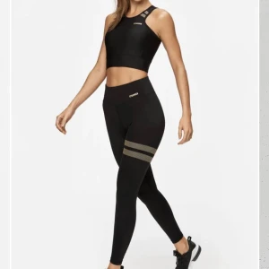 Stronger set - Superfint Stronger tränings set i kollektionen ”gold”💗 alla storlekar är slutsålda på deras hemsida, jätte bekvämt💗 kan även köpas separat