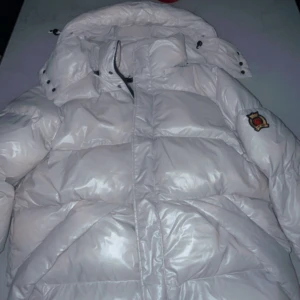 Siksilk jacka  - Säljer den här snygga siksilk jackan helt ny oanvänd säljer den pgd av att den är för liten köpte fel storlek ny pris ligger på 1200kr 