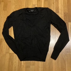 Slipover  - Finstickad tunn slipover med  v-ringning 