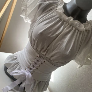 Topp - Säljer en vit vintage topp med massa fina detaljer på!