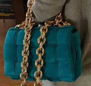 BOTTEGA VENETA BAG - Bottega Veneta Chain Suede Cassette Bag.  Säljer min fantastiska Bottega väska köpt våren 2023. Väskan har endast användts två gånger och är i toppskick.  Nypris: 49.300 sek Mitt pris: 35.000 sek Skriv gärna för fler bilder/frågor. Endast seriösa köpare!