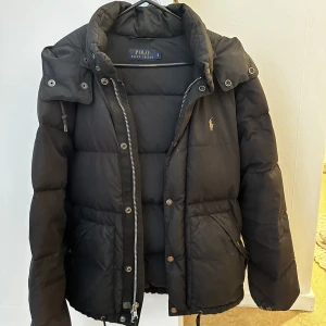 Vinterjacka Ralph Lauren - Säljer denna vinterjacka då jag köpt en ny. Storlek S men skulle säga att det är mer som en Medium då jag är 184cm. Har lossnat 3 cm söm på jackans innerficka. Ingenting som stört mig när jag använt den.