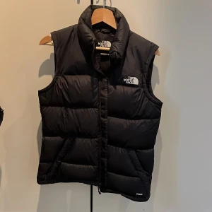 The north face väst - Säljer denna north face väst i mycket bra skick. Köpt för 2900 på naturkompaniet och säljer för detta bra pris😄